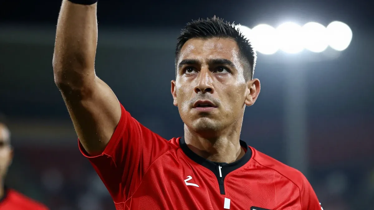 Expertos arbitrales señalan que acciones en finales recientes, incluida la de Leagues Cup 2026, debieron significar...