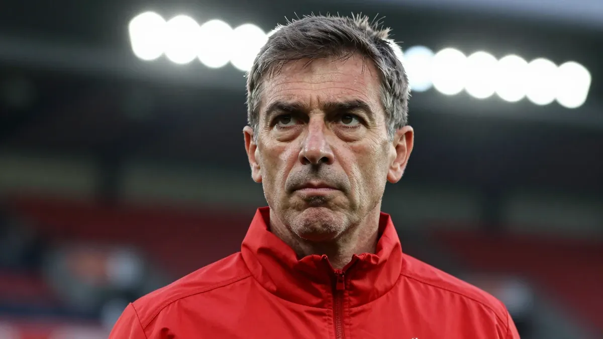 El entrenador argentino despejó cualquier duda sobre su salida, reafirmando su compromiso total con el club tras el...